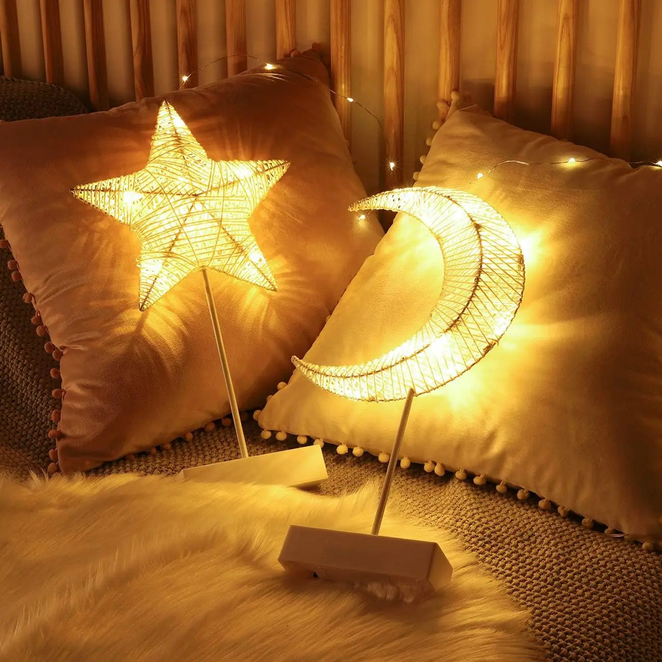 Battery Powered Star Moon Shaped Lamp, Bright LED Light Wrapped Iron Frame Christmas Family Bedroom Romantic Bedside Table Light 